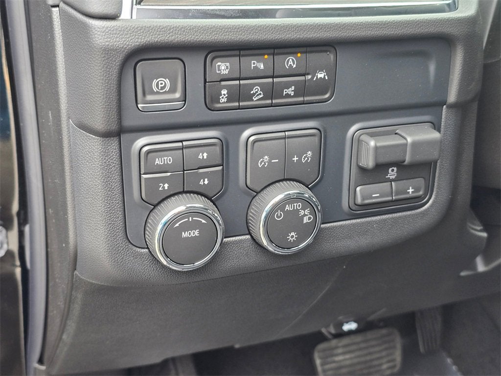 2025 Chevrolet Suburban LS