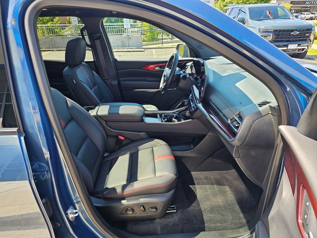 2025 Chevrolet Traverse Base