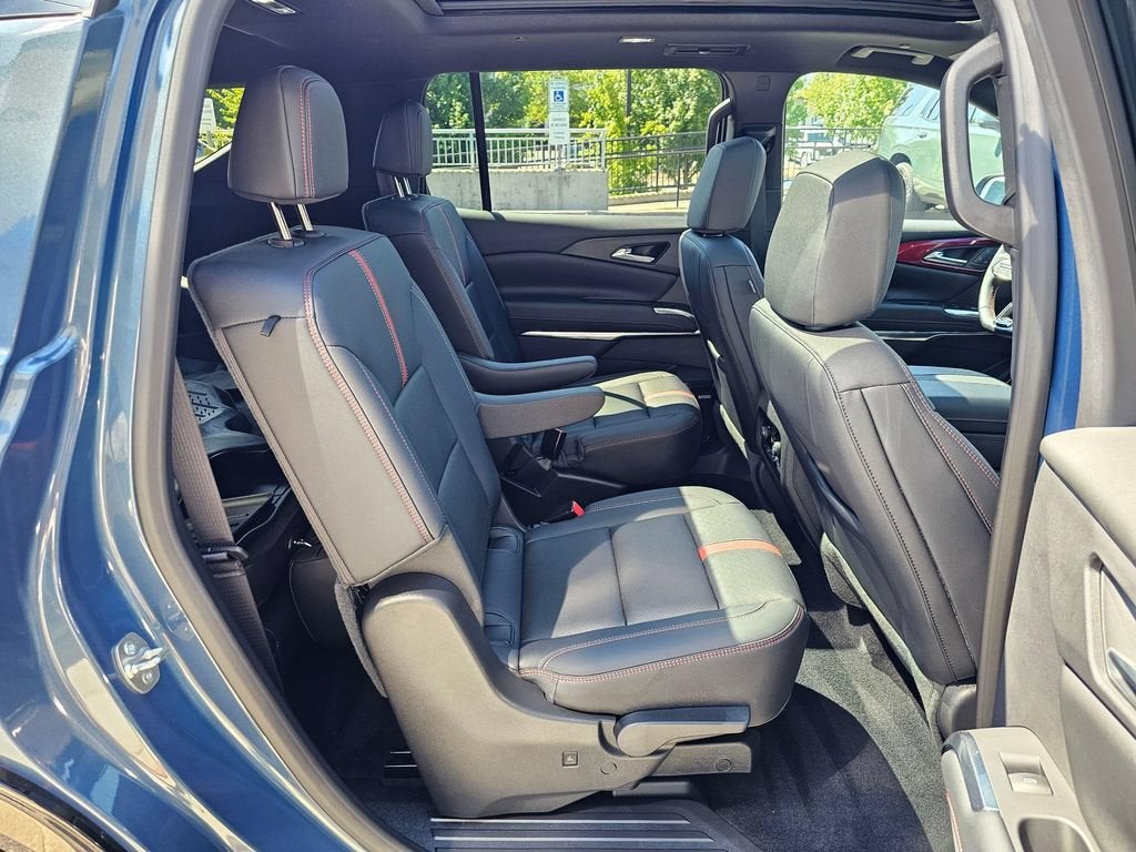 2025 Chevrolet Traverse Base