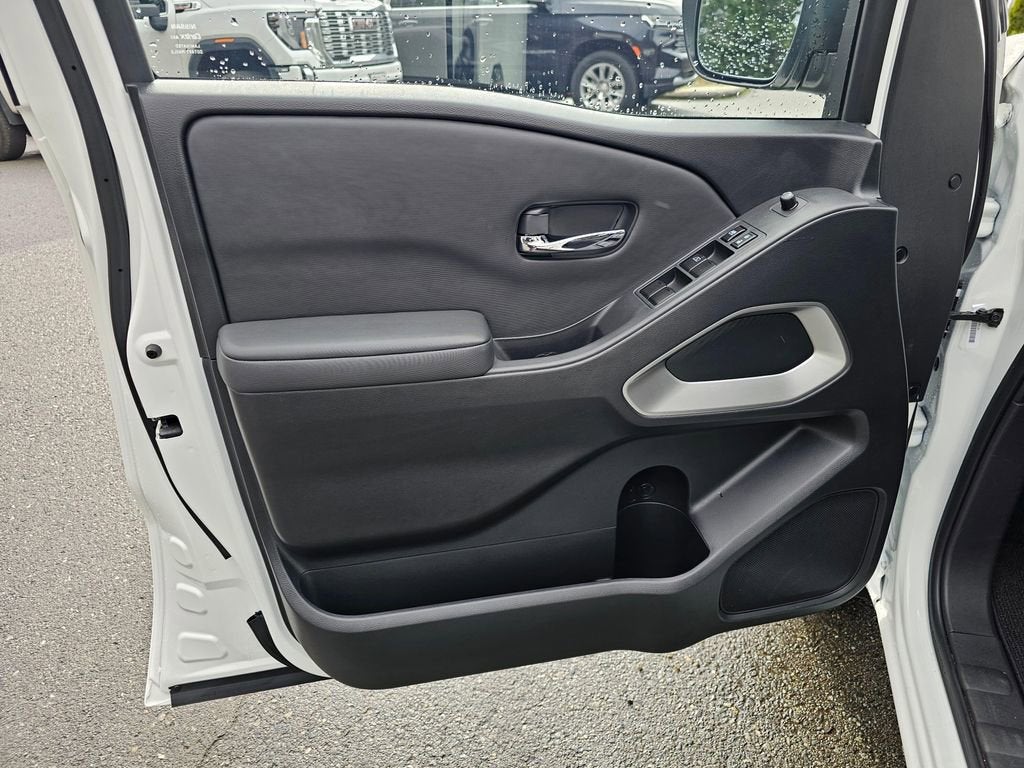 2023 Nissan Frontier Base