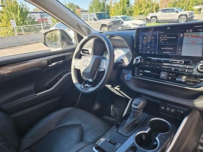 2021 Toyota Highlander Hybrid Platinum