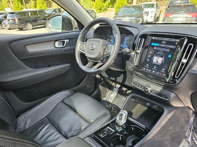2023 Volvo XC40 Plus Dark Theme