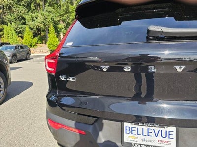 2023 Volvo XC40 Plus Dark Theme