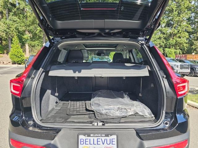 2023 Volvo XC40 Plus Dark Theme